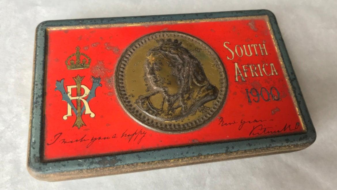 Cutia de metal în care se afla ciocolata oferită cadou de Regina Victoria