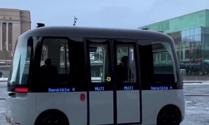 Șansele unui accident sunt mult mai mici decât în cazul unei maşini cu şofer. Șansele unui accident sunt mult mai mici decât în cazul unei maşini cu şofer.