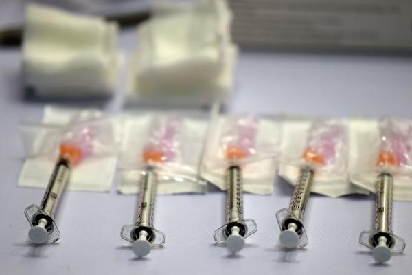 Ministerul Sănătății: Persoanele vaccinate cu ambele doze nu transmit COVID-19