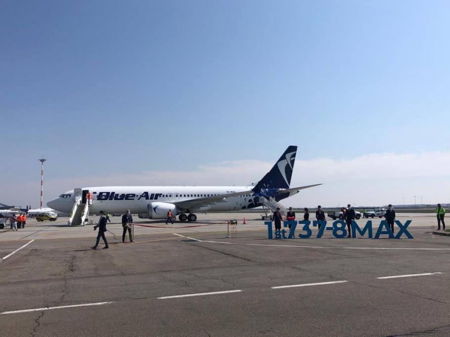 Prima aeronavă Boeing 737-8 MAX care a intrat în flota Blue Air a aterizat la București. VIDEO Prima aeronavă Boeing 737-8 MAX care a intrat în flota Blue Air a aterizat la București. VIDEO