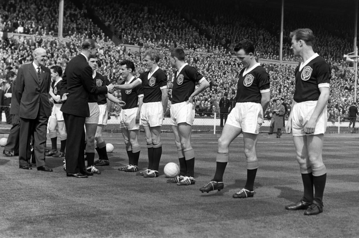 15 aprilie 1961: Prințul Philip dă mâna cu scoțianul Denis Law înainte de meciul de la Wembley