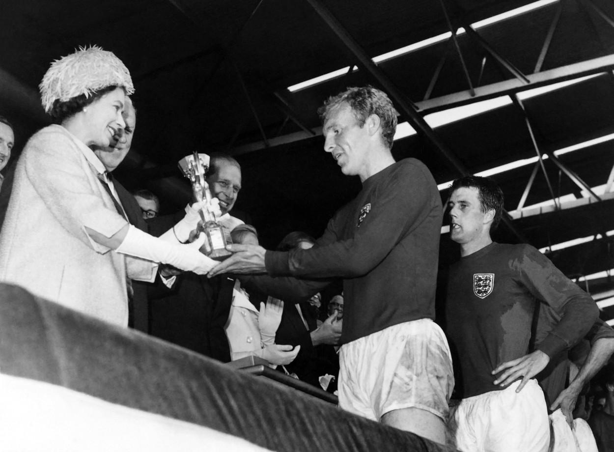 Regina Elisabeta a Angliei îi prezintă Cupa Jules Rimet lui Bobby Moore