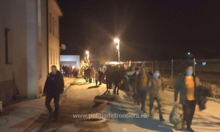 30 de migranţi prinşi la scurt timp după ce au intrat ilegal din Serbia în România Migranţii au plătit între 1.200 şi 1.500 de euro de fiecare pentru a ajunge până în România