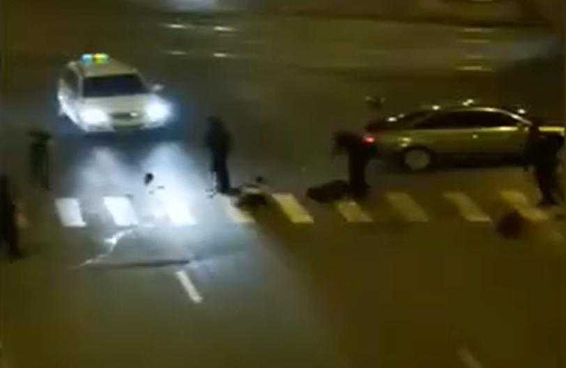 10 indivizi s-au luat la bătaie într-o intersecție din Timișoara după o şicanare în trafic. Trupele speciale au intervenit 10 indivizi s-au luat la bătaie într-o intersecție din Timișoara după o şicanare în trafic. Trupele speciale au intervenit