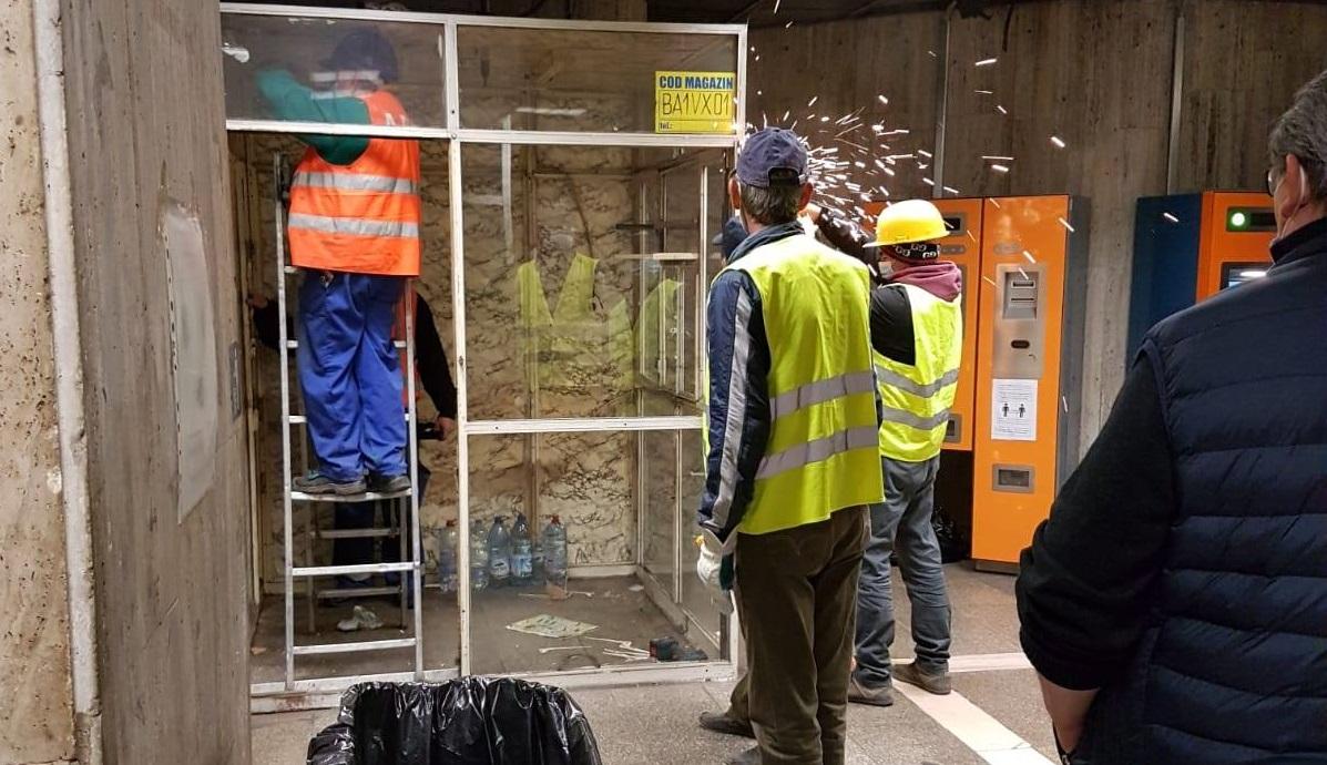 Muncitorii demolează un magazin de la stația de metrou Basarab Muncitorii demolează un magazin de la stația de metrou Basarab