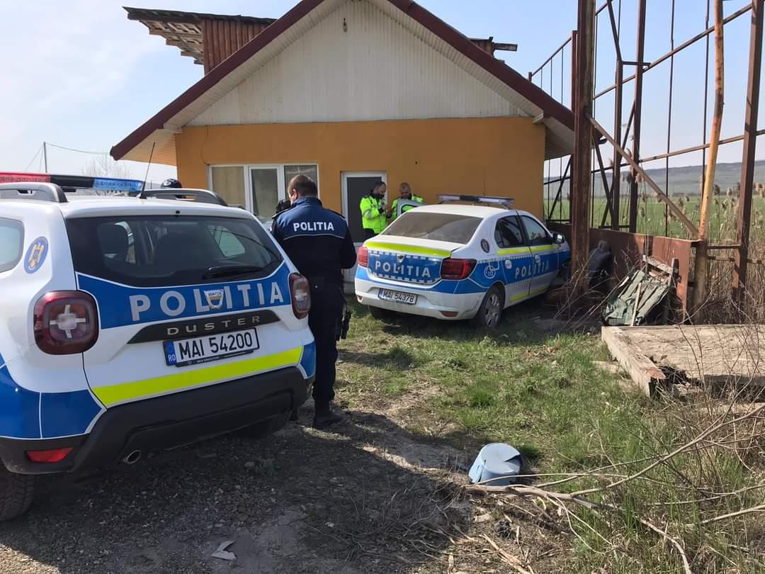 O mașină de poliție s-a înfipt într-o casă, la Iași