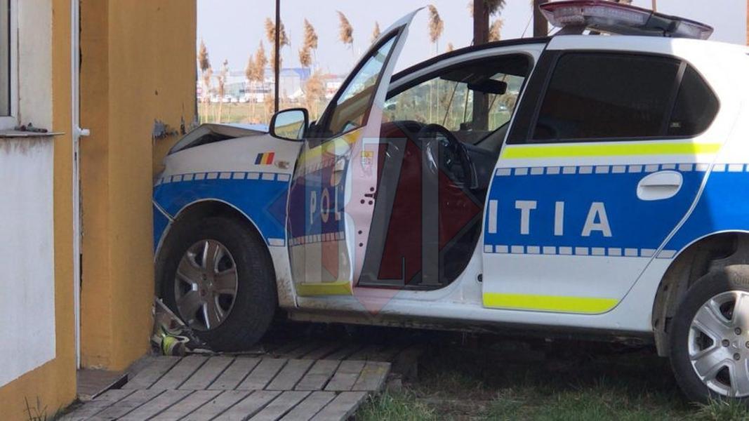 Mașina de poliție a lovit zidul unei case din Lețcani
