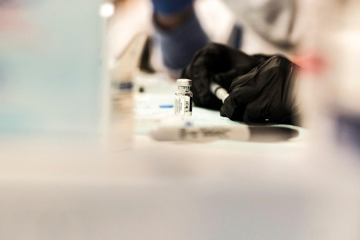 Statele Unite recomandă suspendarea vaccinului Johnson & Johnson pentru a investiga cazuri de cheaguri de sânge Statele Unite recomandă suspendarea vaccinului Johnson & Johnson pentru a investiga cazuri de cheaguri de sânge