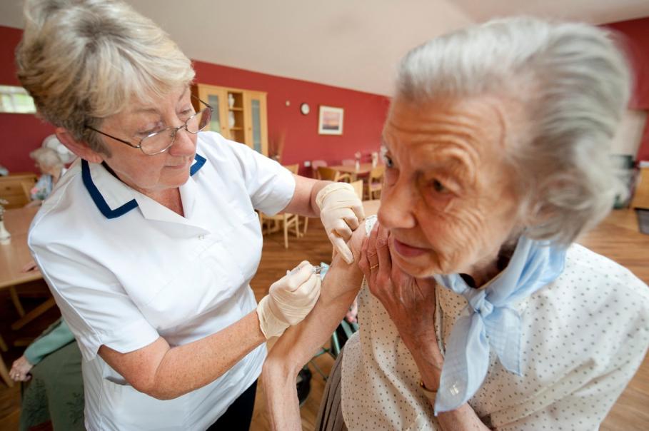 O femeie în vârstă este vaccinată împotriva coronavirusului, în Marea Britanie O femeie în vârstă este vaccinată împotriva coronavirusului, în Marea Britanie