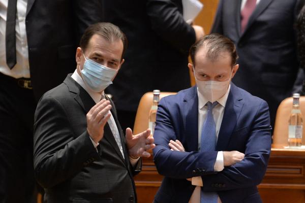 Ludovic Orban (S), presedintele Camerei Deputatilor, si premierul Florin Citu (D) participa la sedinta comuna a Camerei Deputatilor si Senatului pentru dezbateri asupra Proiectului Legii bugetului de stat