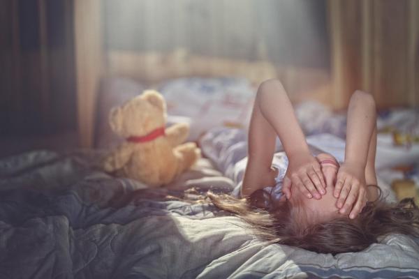 Părinţi din Neamţ arestaţi, după ce şi-au abuzat şi batjocorit proprii copii. Micuţii, supuşi la orori inimaginabile de cei care trebuiau să-i crească