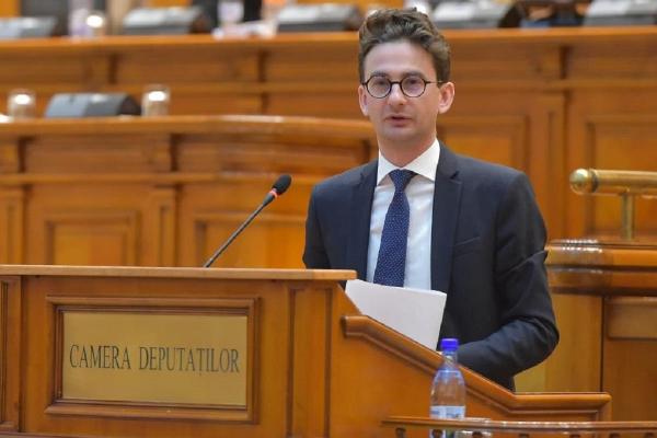 Deputatul USR Iulian Bulai îl acuză de nepotism pe Florin Cîțu: Medicul de top, Andreea Moldova, demis. Fata lui Vela, numită secretar de stat
