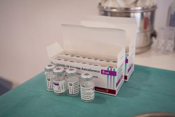 Persoanele peste 60 de ani să se teamă mai mult de Covid şi mai puţin de vaccinul AstraZeneca, spun experţii