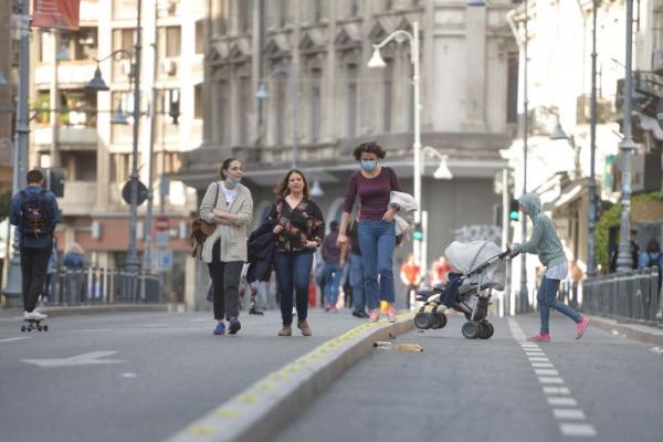 Persoane se plimba in centrul Capitalei