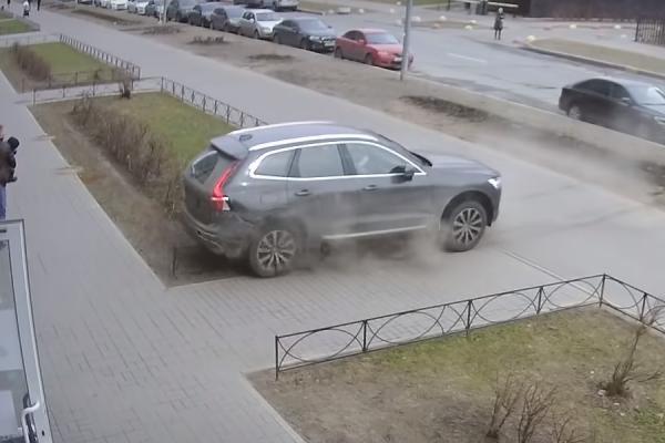 Un tată i-a salvat viaţa fiului de patru ani în ultima clipă, din faţa unei maşini scăpată de sub control, în Rusia