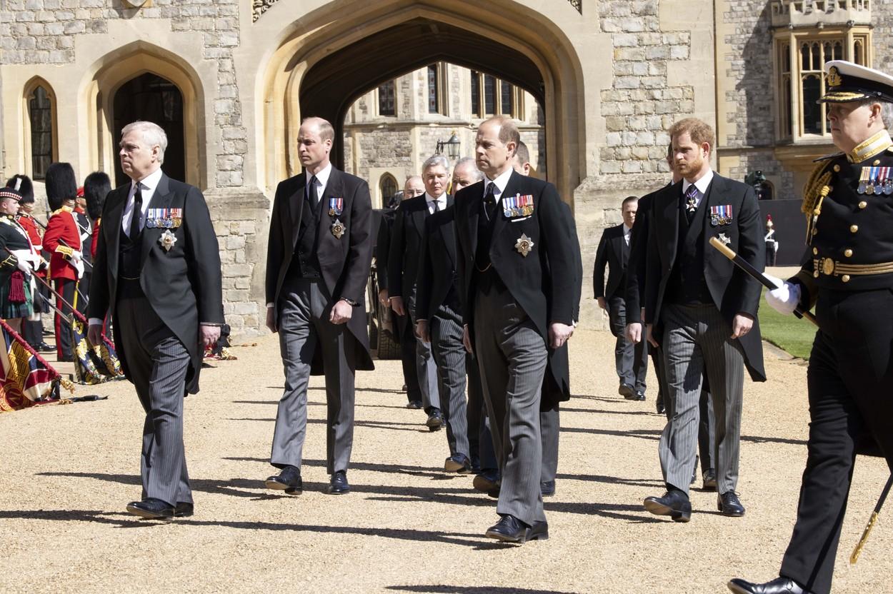 Prinţii William şi Harry au stat separați la procesiunea de la funeraliile prințului Philip