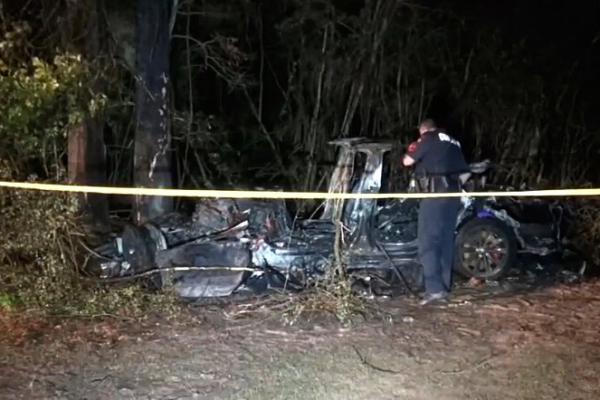 Mașina Tesla, distrusă în urma accidentului de pe o șosea din statul american Texas