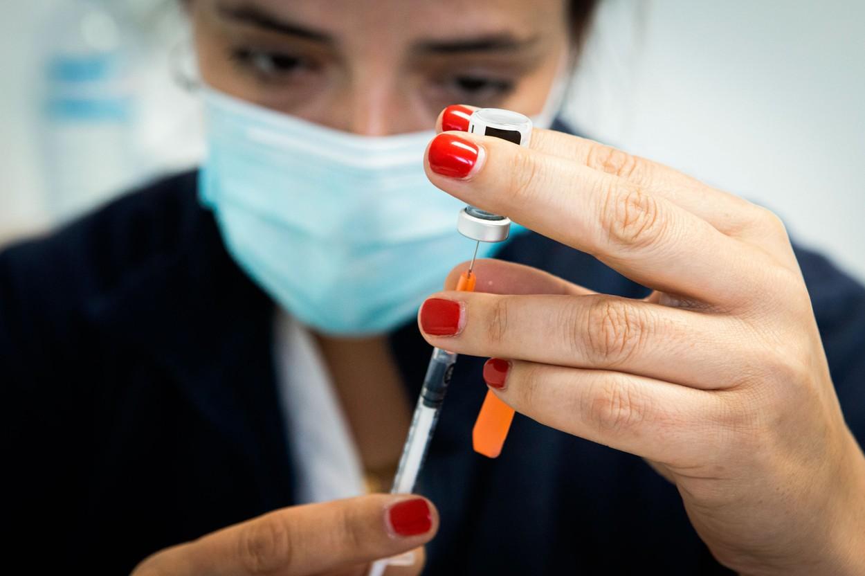 O fată de 16 ani a suferit un șoc anafilactic și a leșinat după vaccinarea cu Pfizer, în Maramureș O fată de 16 ani a suferit un șoc anafilactic și a leșinat după vaccinarea cu Pfizer, în Maramureș