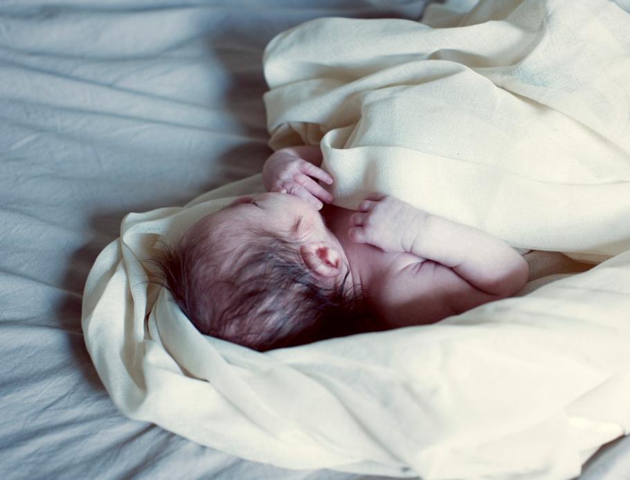 Un bebeluș a murit după ce mama l-a născut acasă, pe ascuns, apoi l-a abandonat în cadă, la Cluj Un bebeluș a murit după ce mama l-a născut acasă, pe ascuns, apoi l-a abandonat în cadă, la Cluj