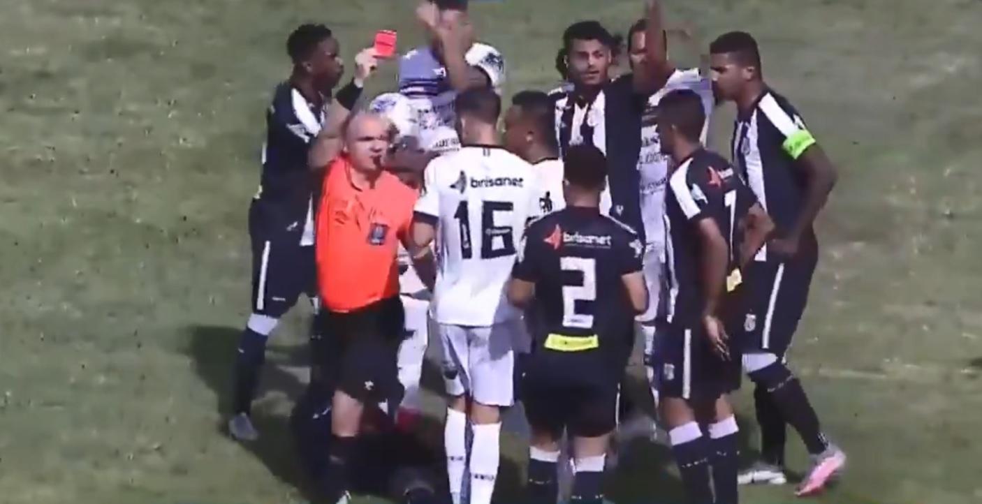 Eliminare după 17 secunde la un meci de fotbal din Brazilia, după un fault înfiorător Eliminare după 17 secunde la un meci de fotbal din Brazilia, după un fault înfiorător
