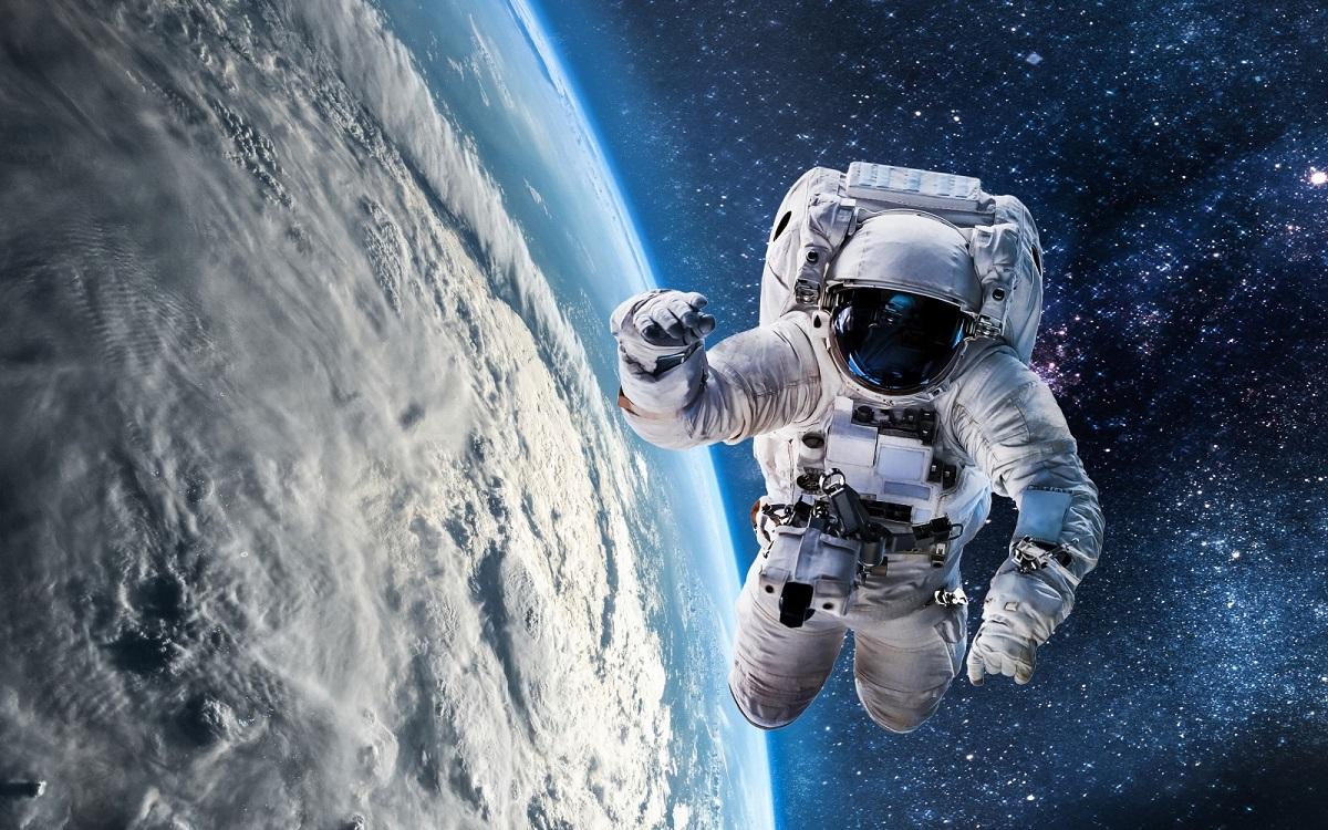 Imagine cu un astronaut în spaţiu