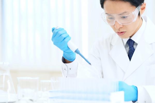 Un cercetător analizează o probă luată în cadrul unui test