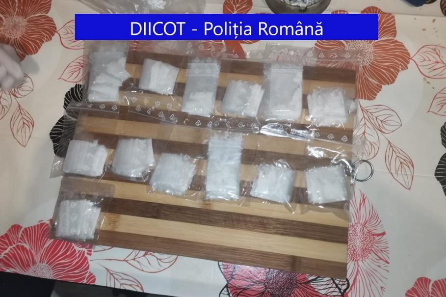 Zeci de suspecţi audiaţi la Sibiu, într-un dosar de trafic de droguri de risc 31 de suspecţi sunt audiaţi în acest dosar, la DIICOT Sibiu