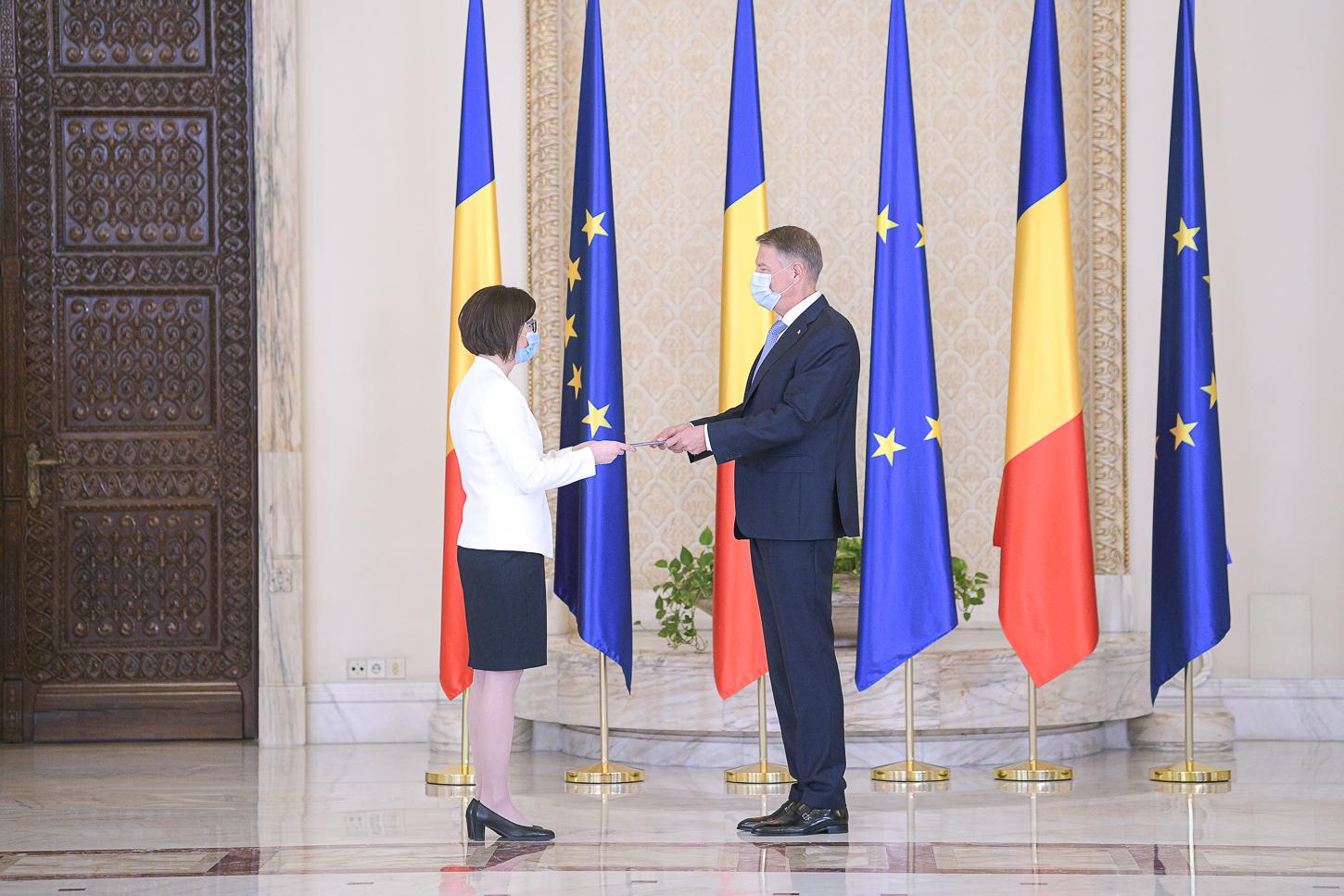 Ioana Mihăilă alături de Klaus Iohannis, după depunerea jurământului ca ministru al Sănătăţii