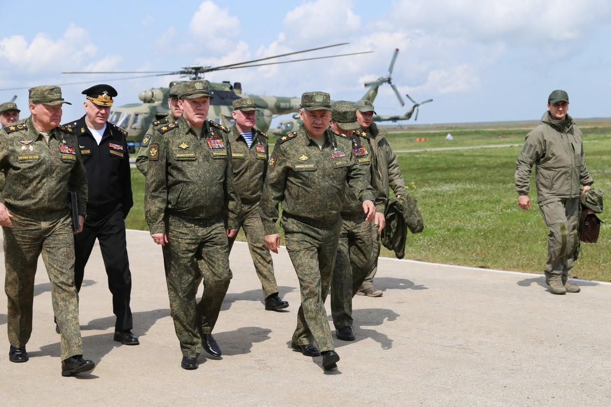 Reacția NATO după ce Rusia a ordonat retragerea soldaților de la granița cu Ucraina. Arsenalul trimis de Putin în Crimeea