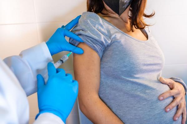 O femeie gravidă este vaccinată pentru coronavirus
