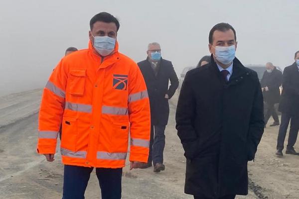Ludovic Orban a verificat stadiul lucrărilor efectuate pe șantierul Drumului Expres, Craiova - Pitești, Tronsonul 2, alături de Bogdan Bratu, şeful DRDP Craiova