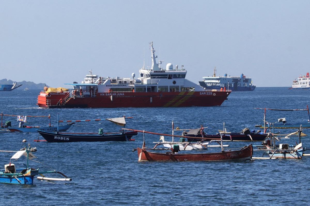 Echipele de căutare au găsit rămăşiţe ale submarinului indonezian dispărut în urmă cu câteva zile 53 de marinari se aflau la bordul submarinului indonezian dispărut