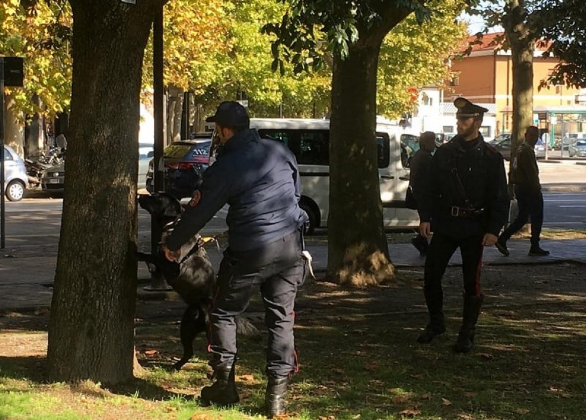 Român prins când făcea gesturi obscene în faţa unor minori, arestat în Italia Românul arestat în Italia are 50 de ani
