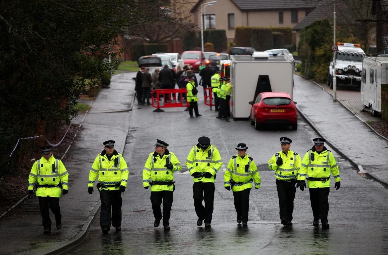 Poliţişti în stradă, în timpul misiunii de căutare a băiatului
