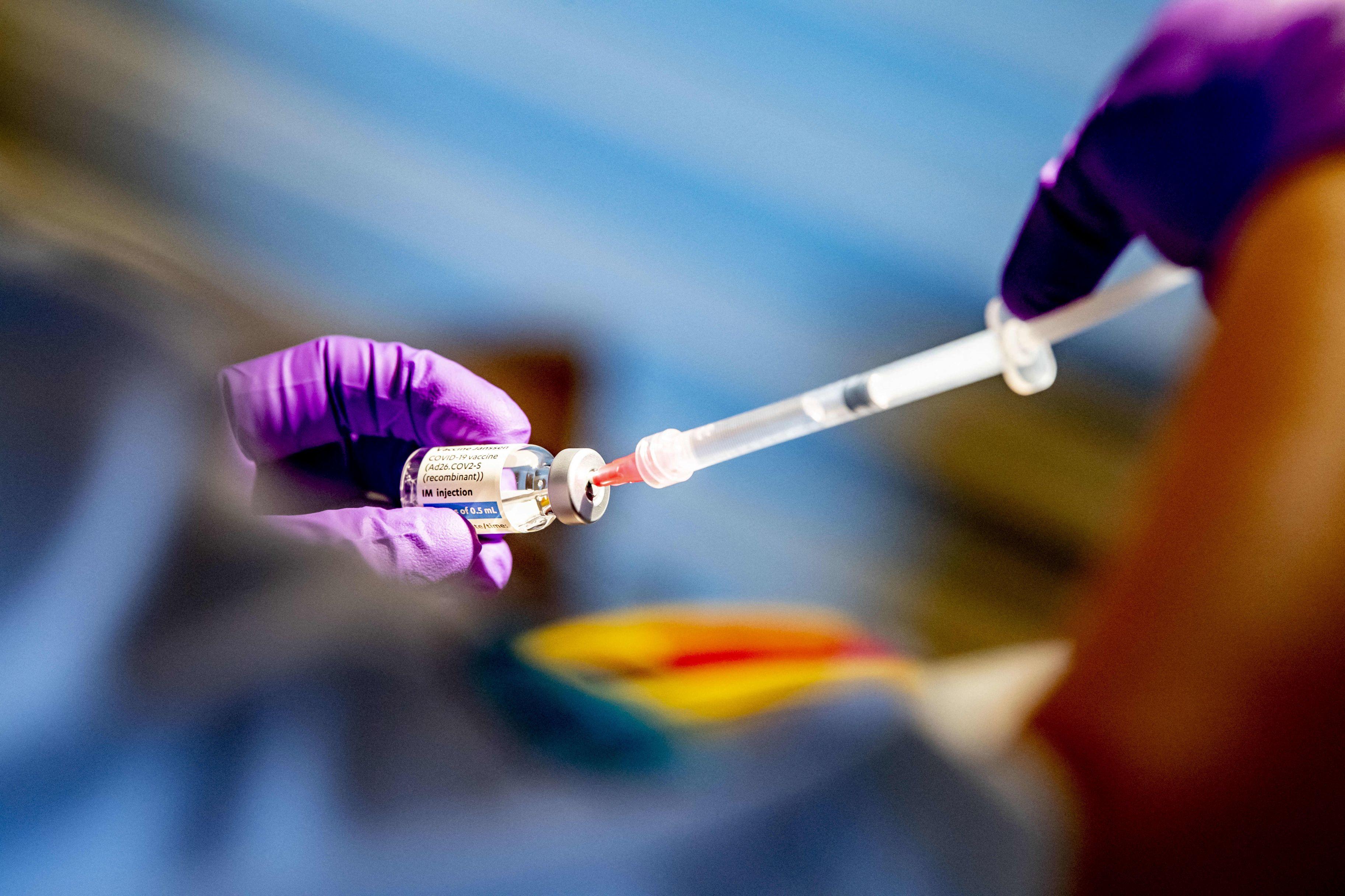 Seringă cu vaccin împotriva Covid-19 Seringă cu vaccin împotriva Covid-19