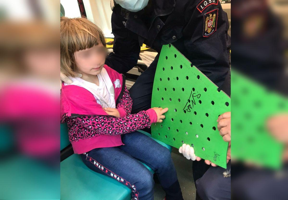 O fetiţă de 5 ani din Vâlcea a rămas cu degetele înțepenite în banca din parc