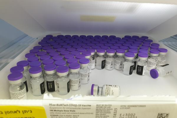 Doze cu vaccin Pfizer, ținute la rece într-o cutie specială