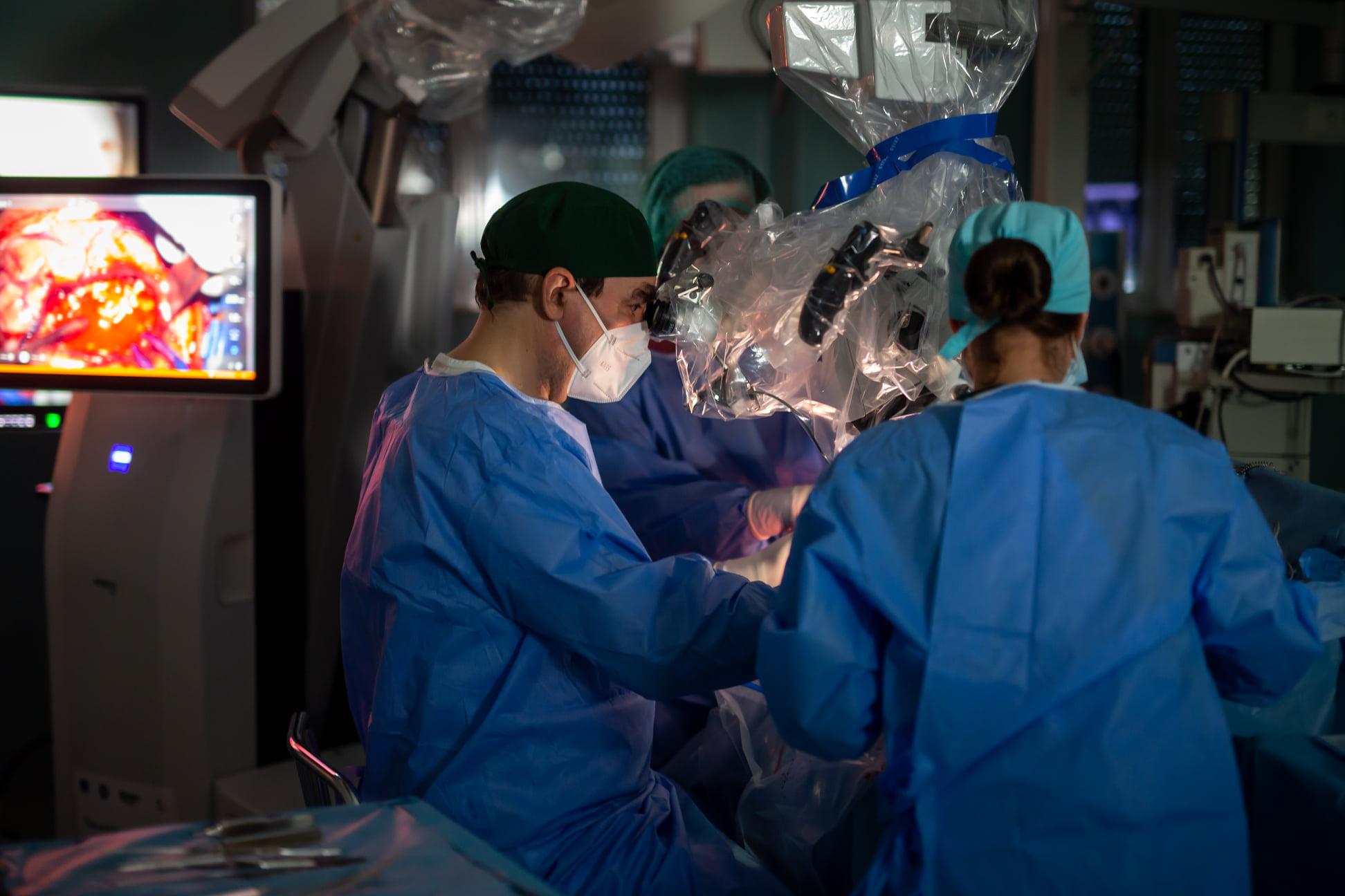 Tânără operată pe creier la spitalul de neurochirurgie din Iasi