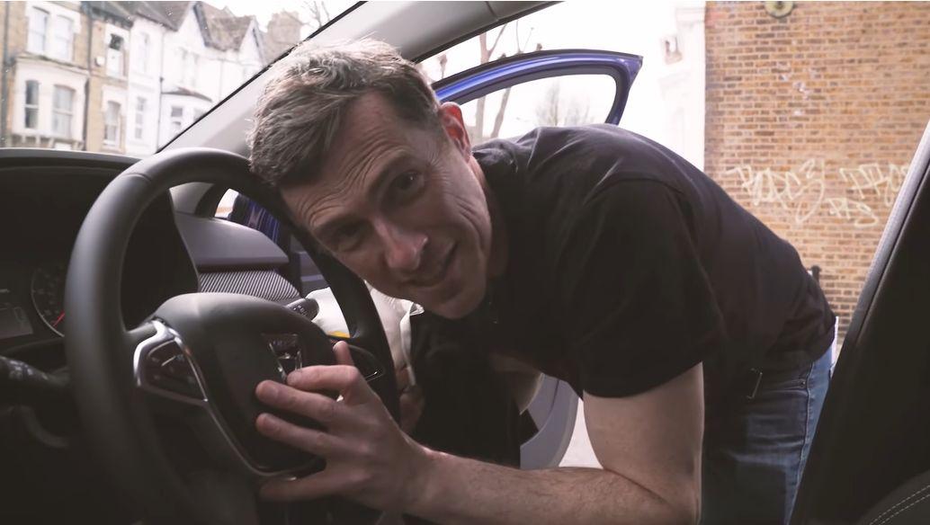 Mat Watson mulțumește Daciei Sandero în timpul unei filmări pentru test drive