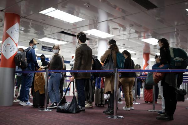 SUA și UE se pregătesc să-și redeschidă granițele în această vară doar pentru turiștii vaccinați. Care sunt condițiile