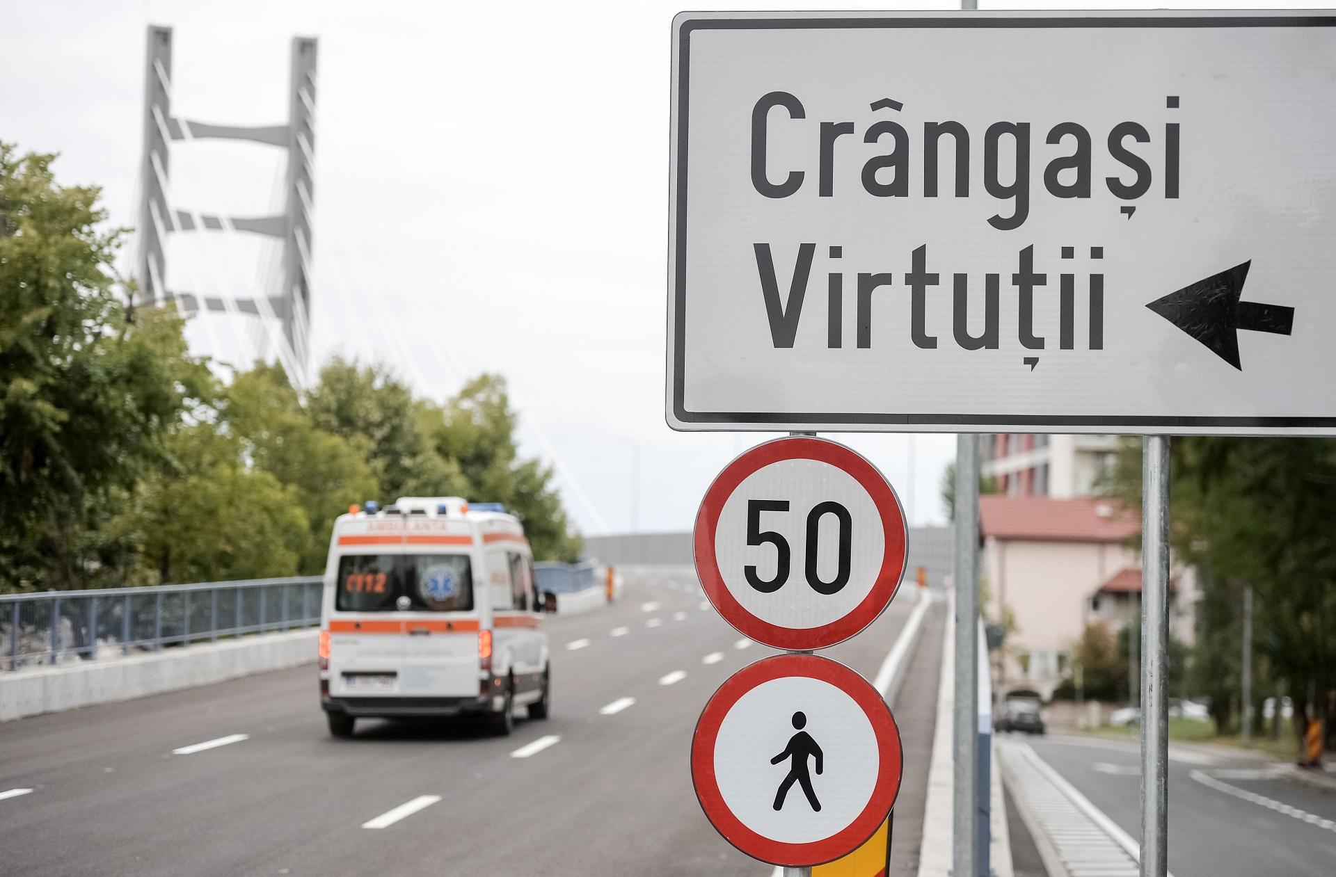 În Sectorul 6 din București se spală semnele de circulație și mobilierul stradal semn de circulație din București