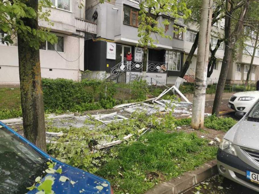 Explozie apartament Galați geamuri căzute după o explozie într-un apartament din Galați