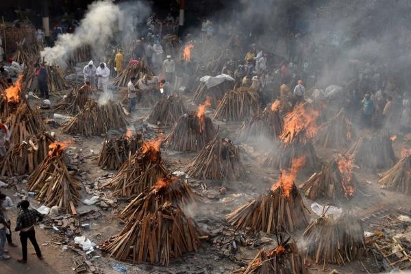 India a depăşit 18 milioane de infecţii cu coronavirus. Număr record de decese zilnice, cadavrele sunt arse în parcuri şi parcări