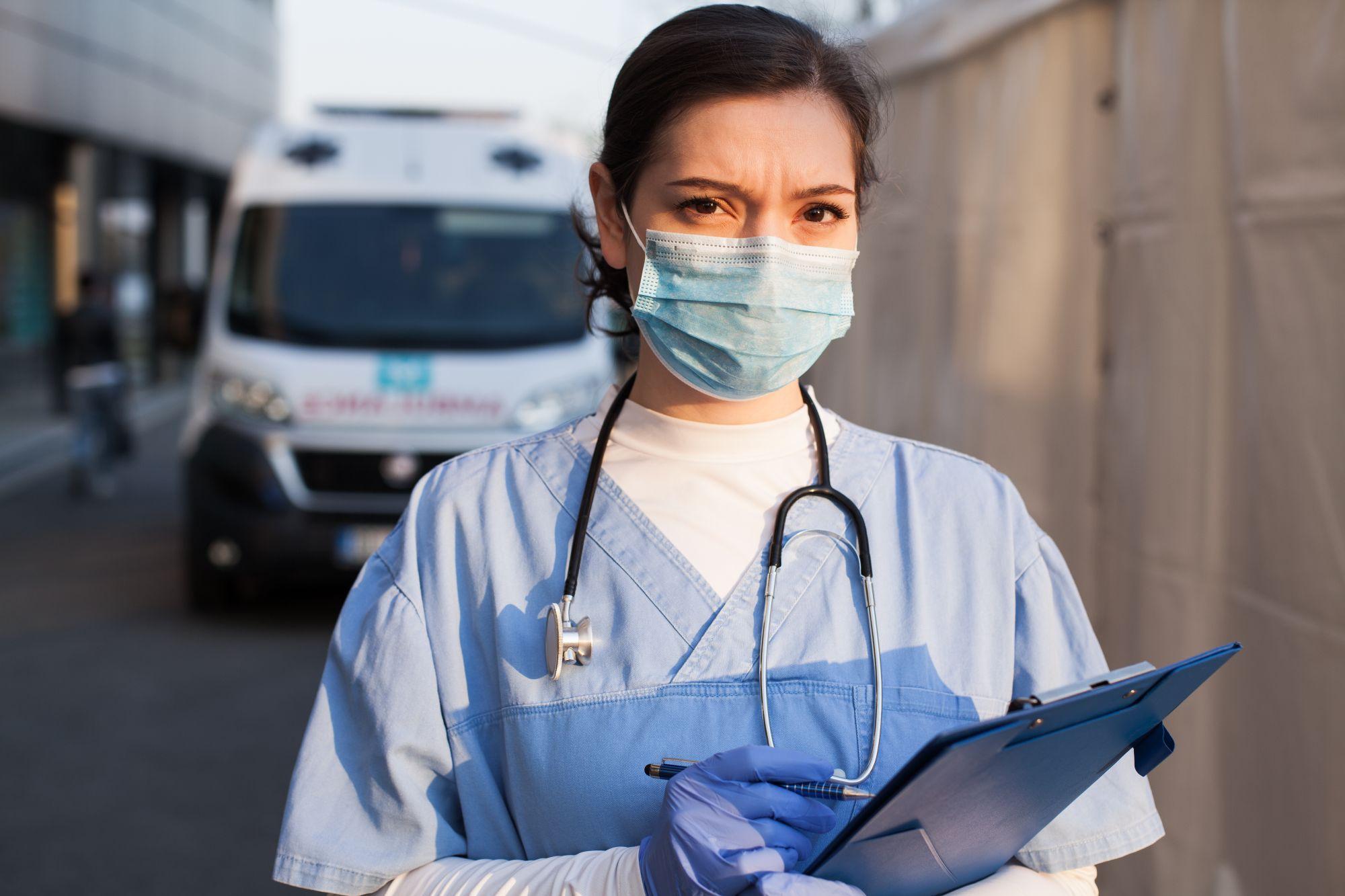 O doctoriță în fața unei unități de primiri urgențe