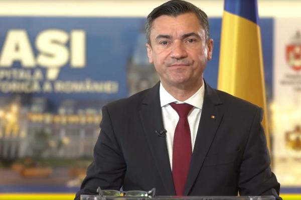 Mihai Chirica în timpul unei declaraţii de presă