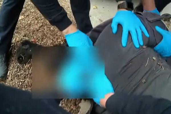 Trei polițisti din SUA care încercau să aresteze un bărbat obez s-au urcat pe el și l-au ucis. ”N-am făcut nimic”