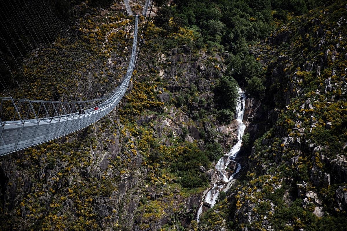 Cel mai lung pod suspendat din lume se va deschide circulaţiei, în Portugalia
