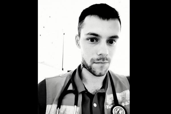 Un tânăr a murit după ce a ars ca o torță în fața casei în Letonia. Poliţia locală a refuzat să deschidă o anchetă
