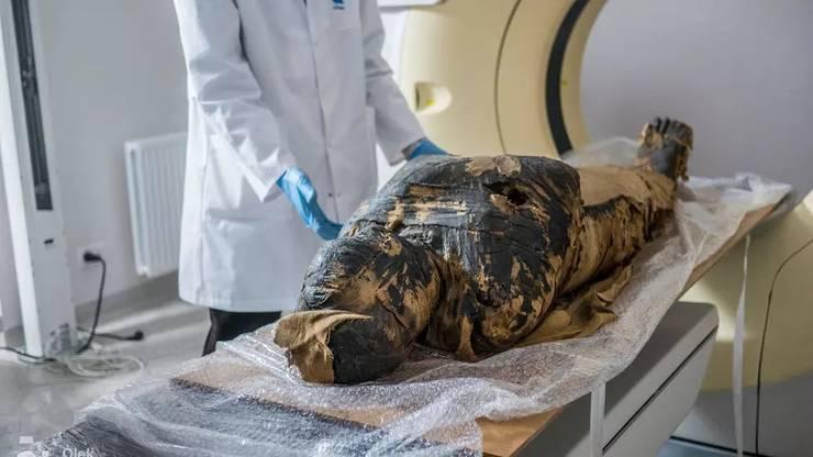 Descoperire fără precedent în Polonia. O mumie însărcinată a fost dezvăluită de oamenii de știință