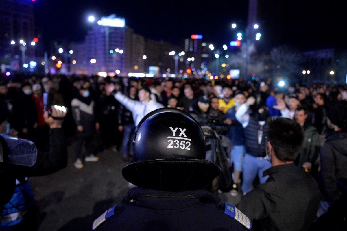 Proteste faţă de restricţiile impuse 4 persoane au fost plasate în arest preventiv, după protestele violente împotriva restricțiilor din zona Piaţa Unirii
